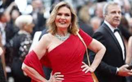 أناقة  يسرا تخطف الأضواء على السجادة الحمراء في مهرجان كان 2025..