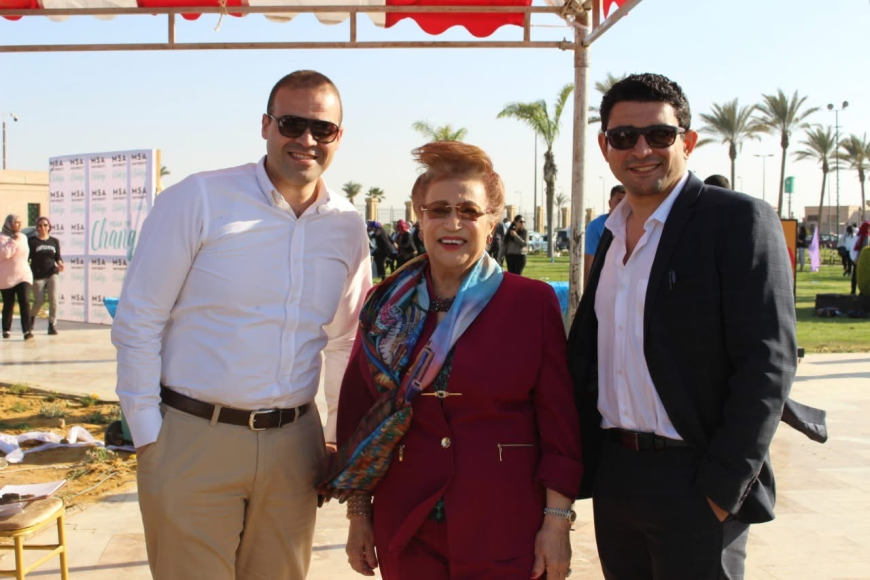 إلا عائلتى يا شادى ,, دول خط أحمر!! ماما نوال وأخواتى وعمتى وبنات عمتى ,,,نقطة ضعفى الوحيدة!!