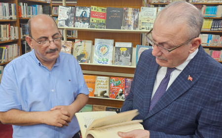 السفير التركي بالقاهرة صالح موطلو شن،  يهدي  مجموعة كتب إلى مكتبة القاهرة الكبرى.