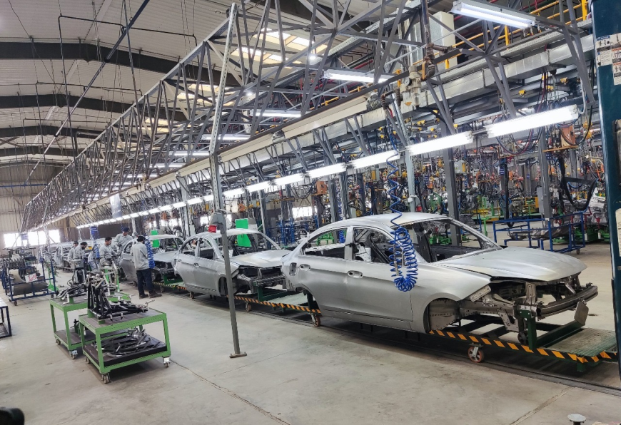 التقلبات السعرية وزيادة الطرازات المعروضة وسيطرة المجمعة محلياً .. تقود حركة سوق السيارات بالفترة الحالية