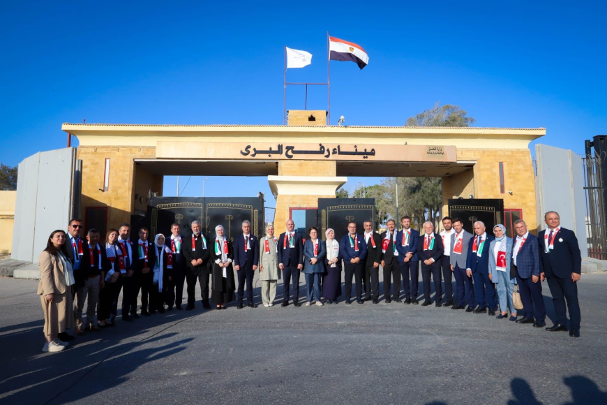 وفد من برلمان الجمهورية التركية يجري زيارة الى معبر رفح البري، برفقة نائب وزير الخارجية التركي والسفير التركي في القاهرة. كتب