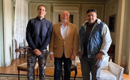 زيارة ملكية في ذكرى العندليب.. أسرة عبد الحليم حافظ تستقبل أحمد فؤاد الثاني بمنزله