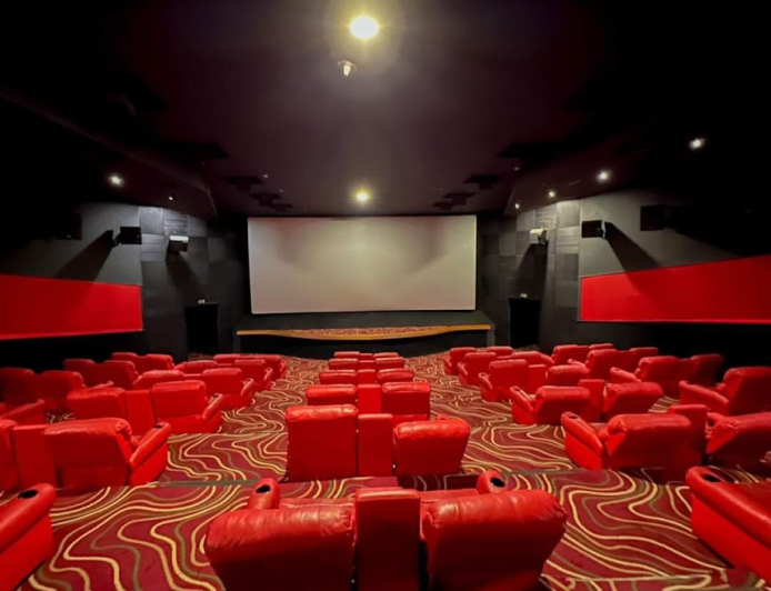 إغلاق السينمات 9 مساءً يهدد 80% من إيرادات الأفلام.. وسينمائيون يقترحون حلولًا بديلة ومنتجون يحذرون: القرار قد يشل الصناعة بالكام