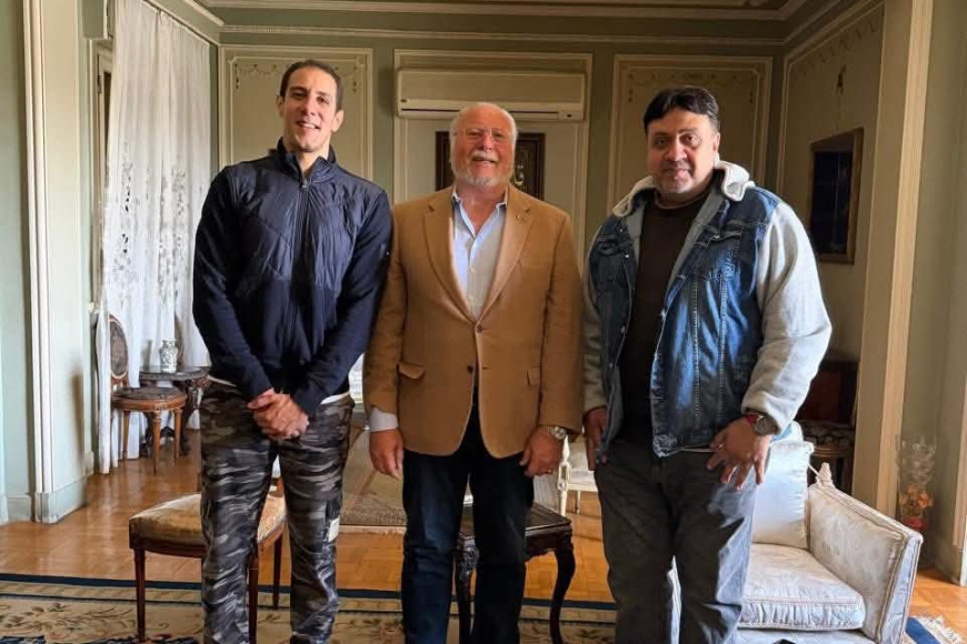 زيارة ملكية في ذكرى العندليب.. أسرة عبد الحليم حافظ تستقبل أحمد فؤاد الثاني بمنزله