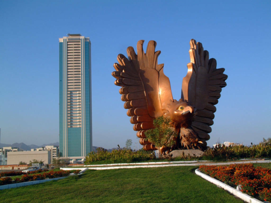 السيطرة على حريق في المنطقة الصناعية بالفجيرة نتيجة اعتراض مسيرة