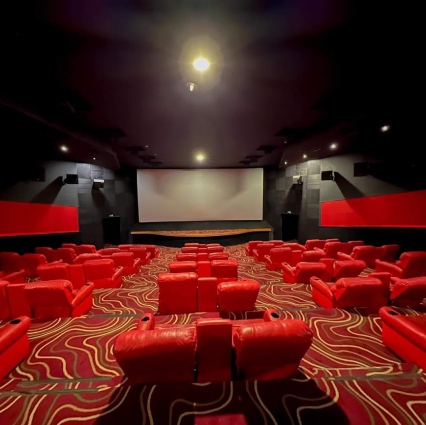 إغلاق السينمات 9 مساءً يهدد 80% من إيرادات الأفلام.. وسينمائيون يقترحون حلولًا بديلة ومنتجون يحذرون: القرار قد يشل الصناعة بالكام