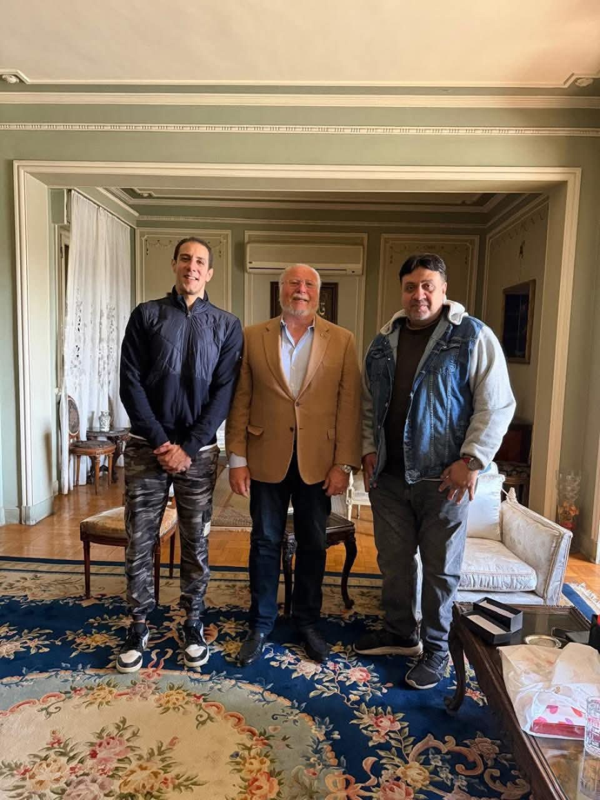 زيارة ملكية في ذكرى العندليب.. أسرة عبد الحليم حافظ تستقبل أحمد فؤاد الثاني بمنزله