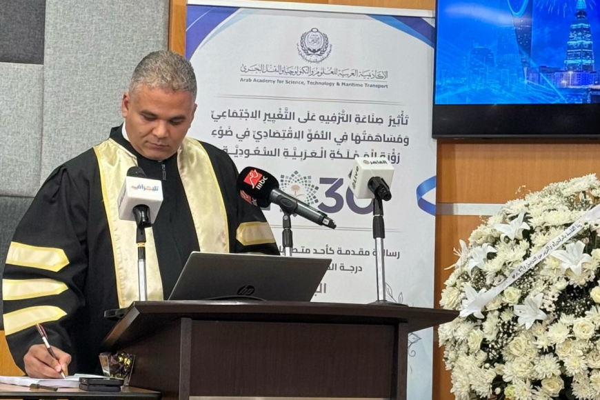 صلاح مهران يحتفل  بحصوله على درجة الدكتوراه وسط فرحة الأصدقاء والمقربين