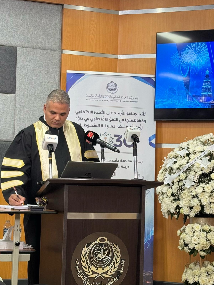 صلاح مهران يحتفل  بحصوله على درجة الدكتوراه وسط فرحة الأصدقاء والمقربين